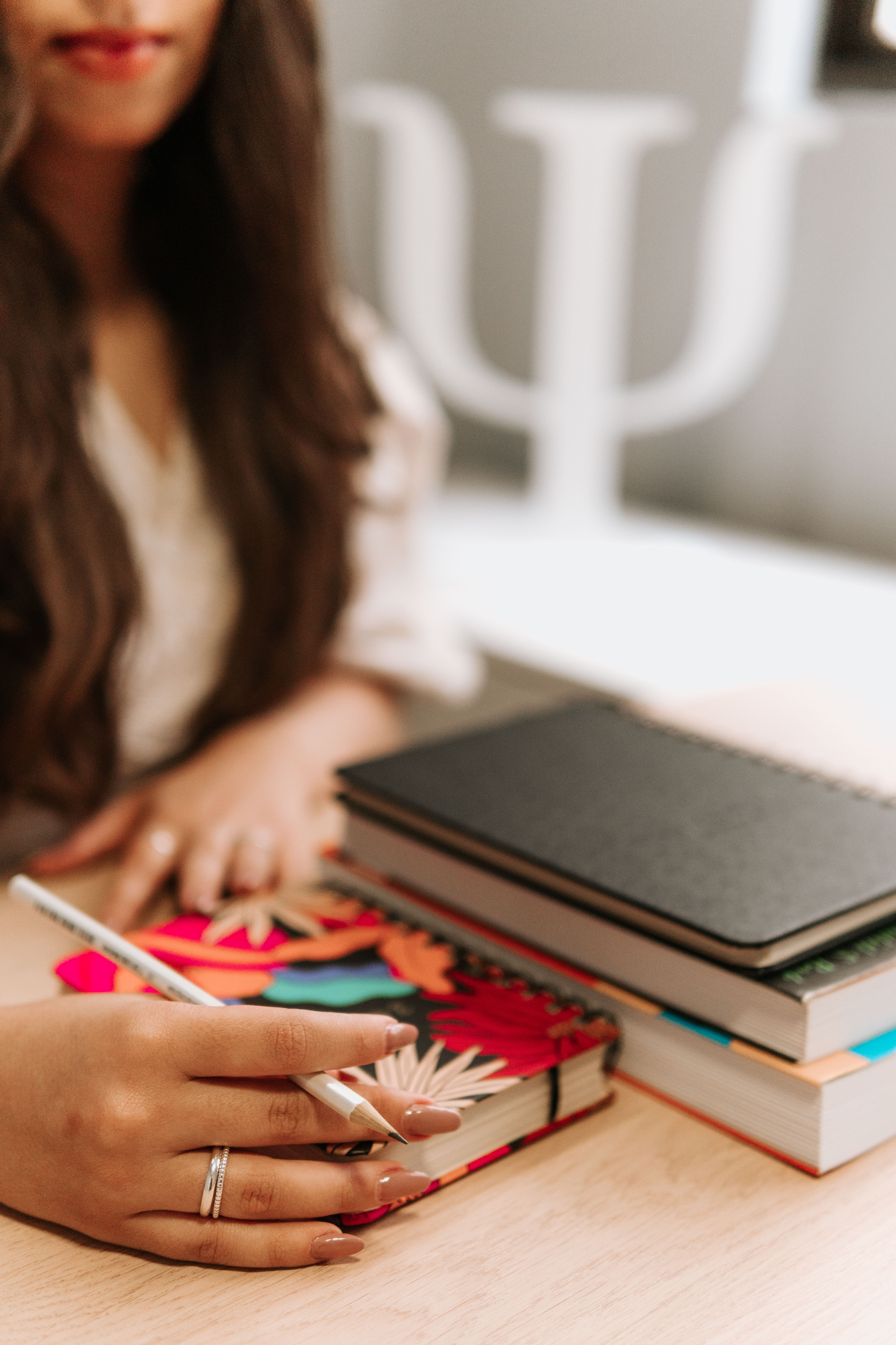 Mão da Amanda com cadernos